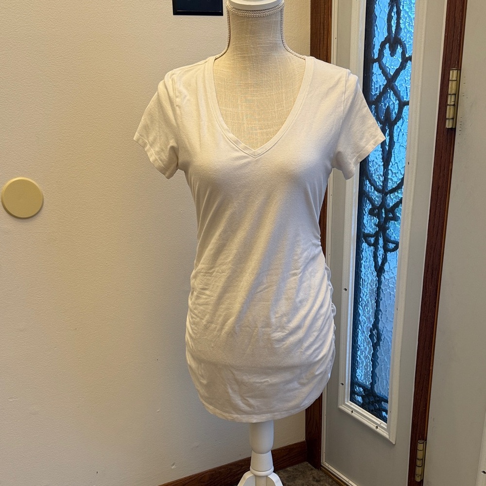 A Pea in the Pod White V-Neck Short Sleeve Top